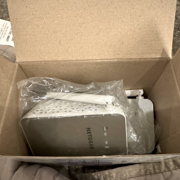 Netgear 3 seperate  WiFi Range extenders 3 total! - Picture 2 of 2